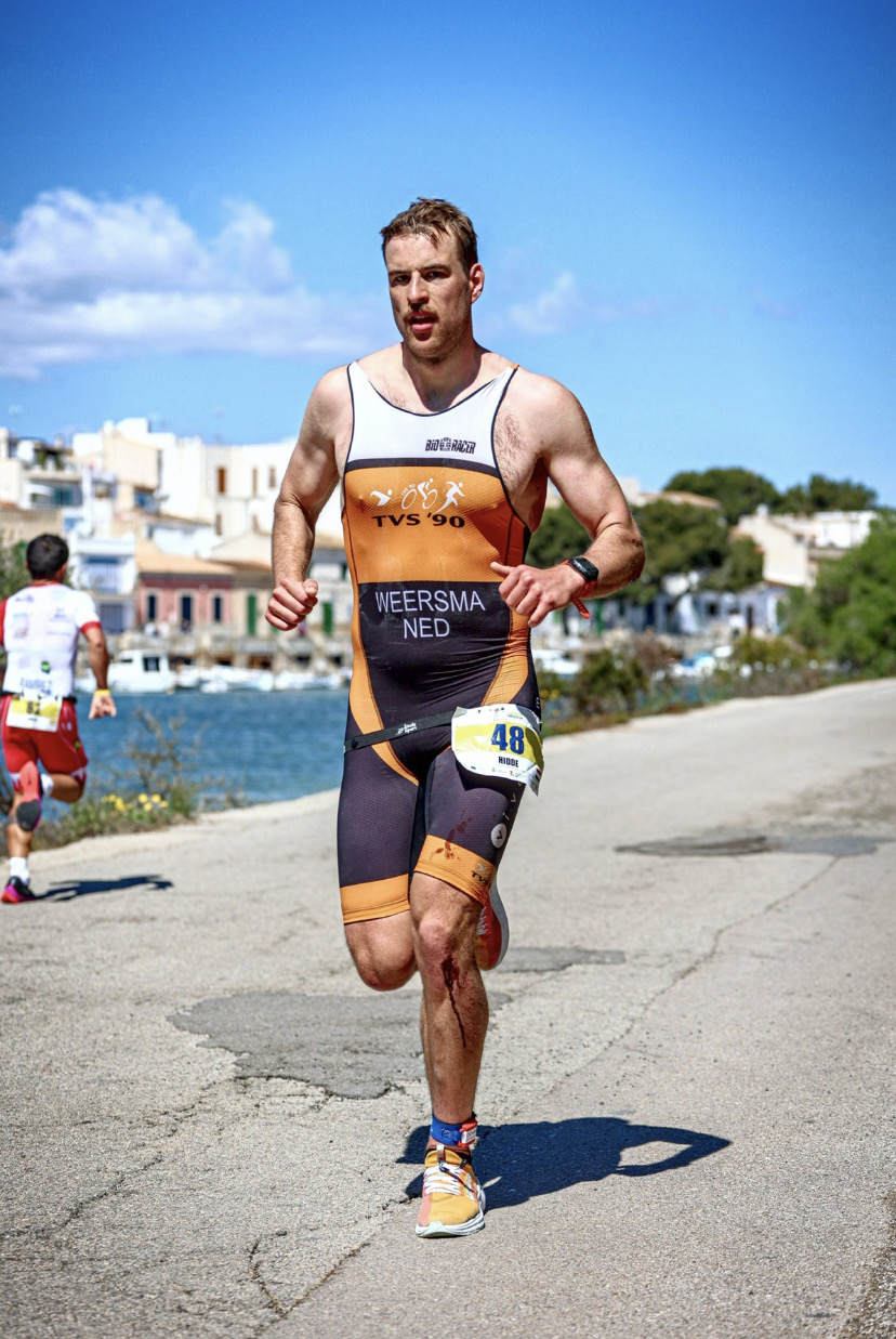 Hidde Weersma, Hyrox wereldkampioen, in actie tijdens een triatlon